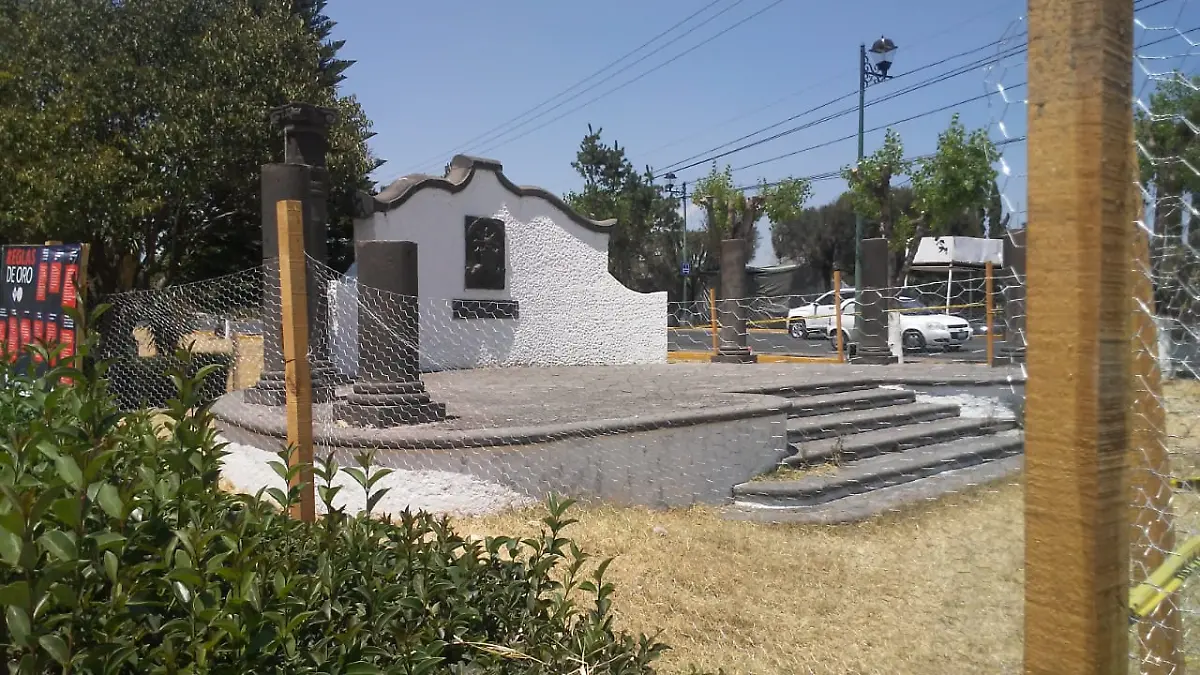 Empezaron con el desmantelamiento del monumento a los Niños Héroes. Foto César Ortiz